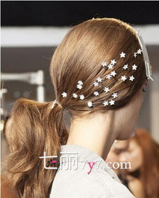 四款韓國甜美發(fā)飾發(fā)型推薦，甩掉路人味升級(jí)街頭潮人，美發(fā)飾品銷售攻略